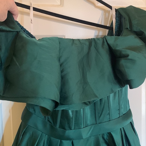 MAC DUGGAL
Emerald Off The Shoulder Tea Length Dress - Picture 8 of 16